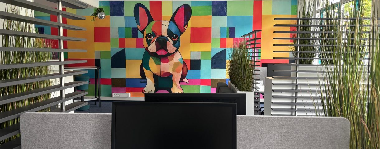 Loungebereich von SCHWUNG mit der bunten, handgemalten Bulldoggen-Wand