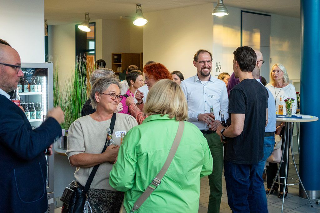 Gäste unterhalten sich bei „Business, Bier & Brezn“