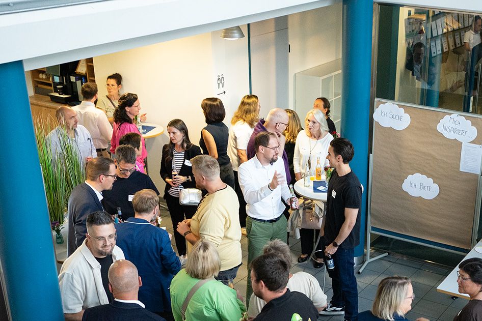 Netzwerken im Foyer des SCHWUNG bei „Business, Bier & Brezn“