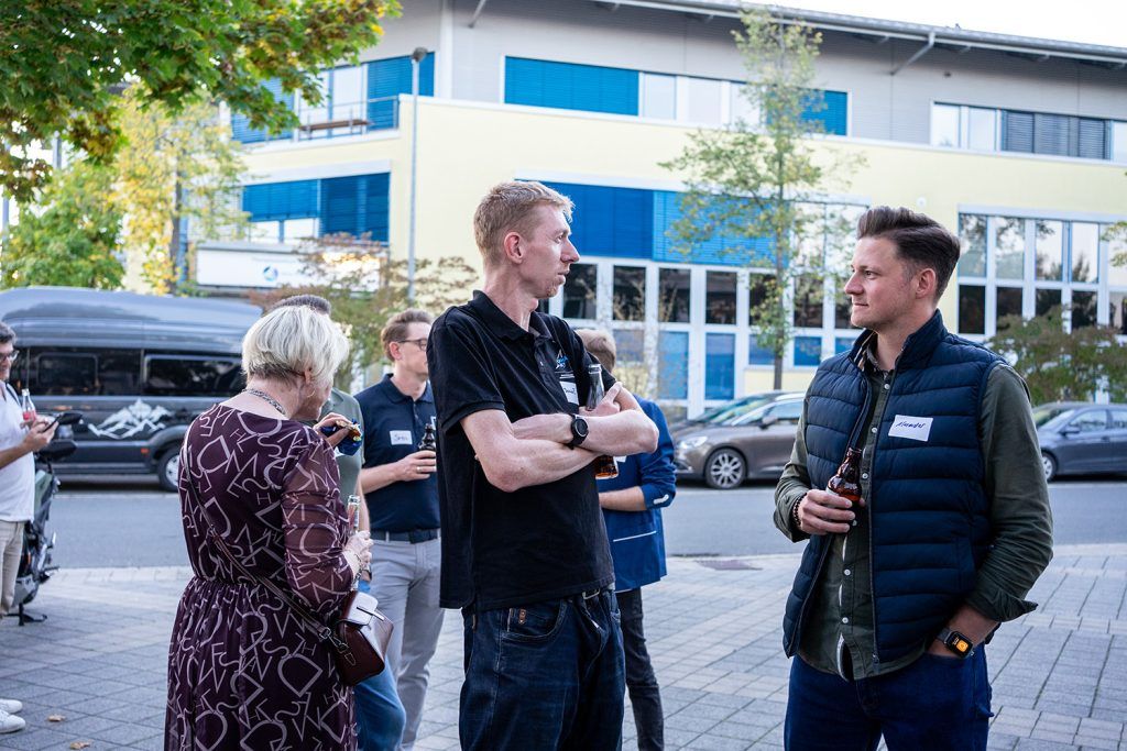 Gäste im Gespräch vor dem Gründerzentrum SCHWUNG