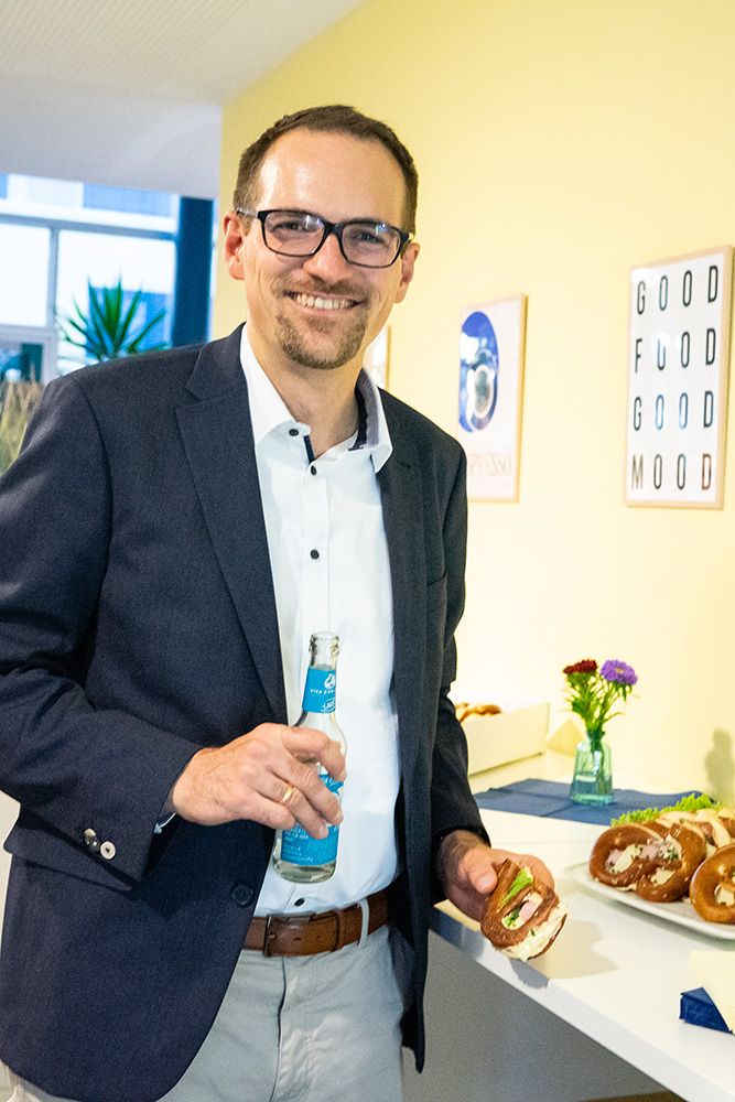 Gast mit Getränk bei „Business, Bier & Brezn“